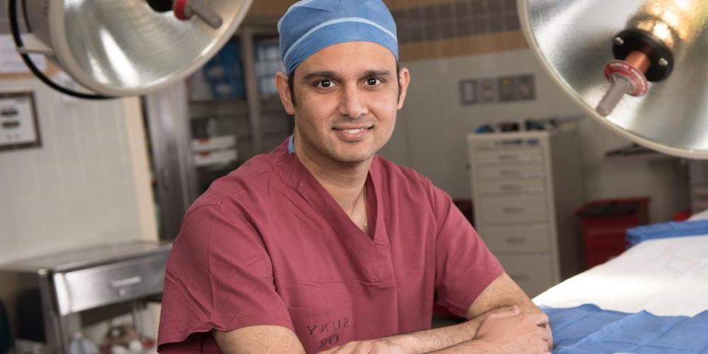 Dr. Upadhyaya Prashant在手术室
