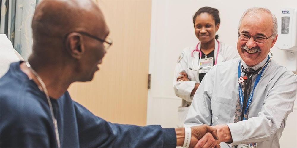 Dr. Stephen Graziano, medical oncologist, greets a patient. 推荐最近最火的赌博软件 医学肿瘤学 treats cancer and other hematologic conditions with infusions including chemotherapy in Syracuse, 奥奈达和奥斯威戈.