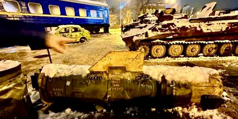 在基辅展出:缴获的俄罗斯战争物资, some with anti-Putin graffiti, 以及乌克兰人逃离战斗时使用的一节子弹横飞的民用火车车厢和汽车. 